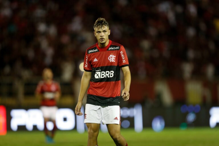 Flamengo recebe investida de clube da Série A pelo zagueiro Gabriel Noga