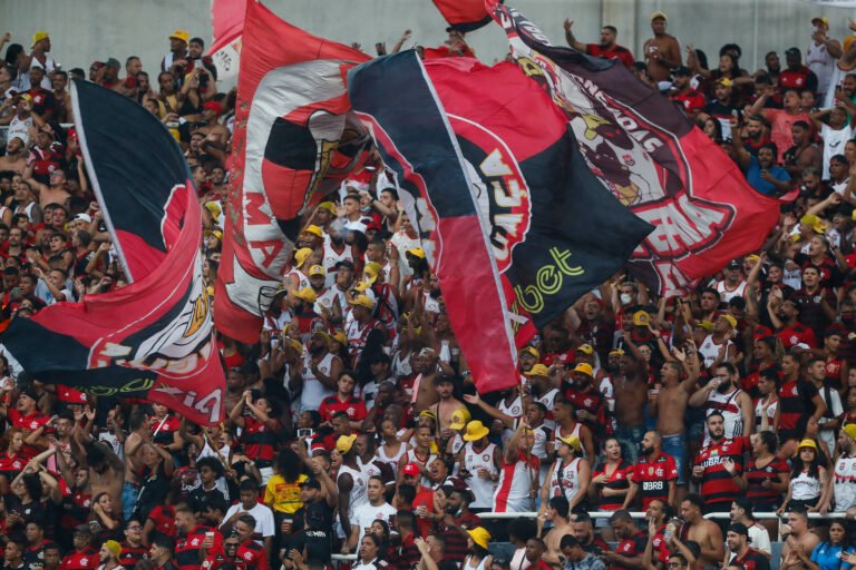 TJD-RJ abre inquérito para investigar gritos homófobicos da torcida do Flamengo no Fla-Flu