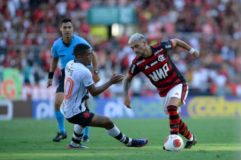 Flamengo irá recorrer punição por canto homofóbico e encaminha denúncia contra o Vasco