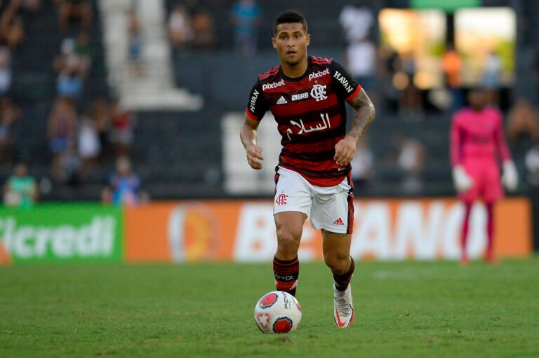 Clube árabe promete aumentar proposta pelo volante João Gomes