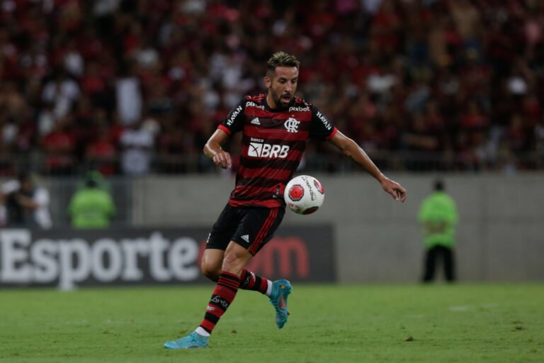 Flamengo recebe sondagem de clube chileno por Mauricio Isla