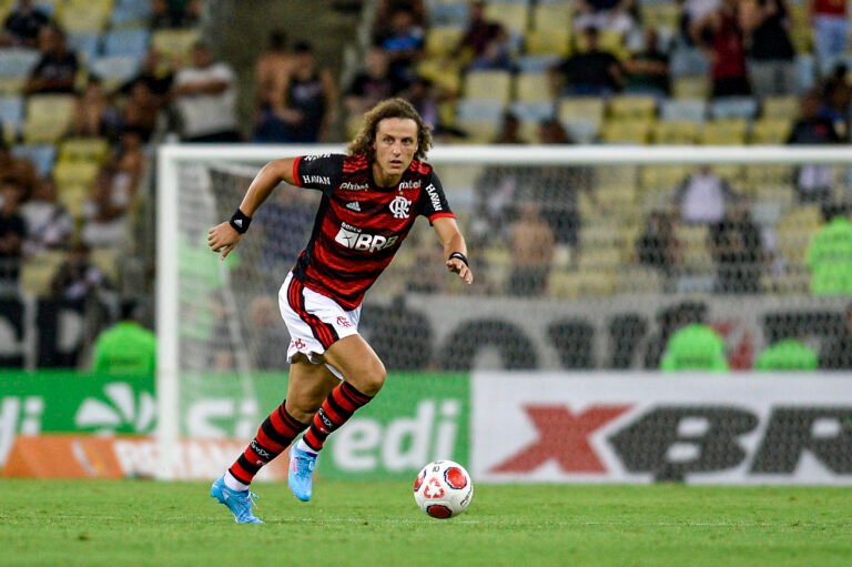 Flamengo pretende iniciar conversas para renovar com David Luiz