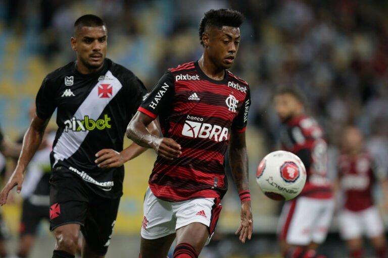 Bruno Henrique se reapresenta com dores e pode desfalcar Flamengo no jogo de volta da semifinal do Carioca