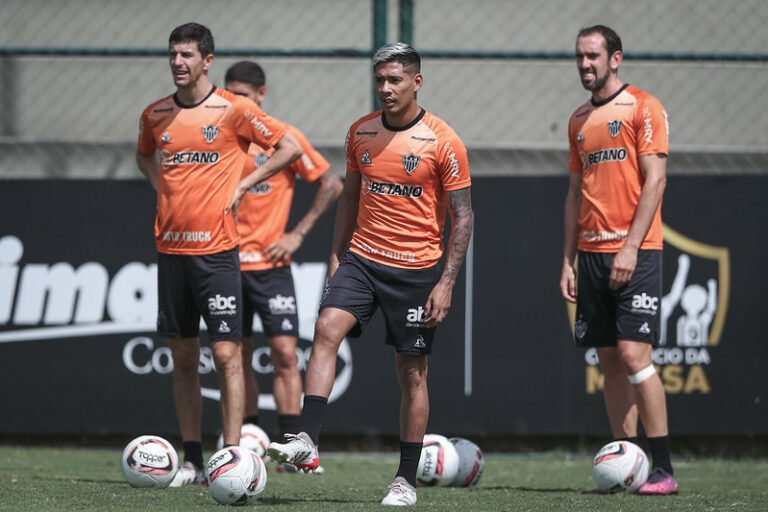Rodrigo Caetano comenta situação do limite de estrangeiros no Atlético: “prefiro ter sete do que não ter o Alonso”