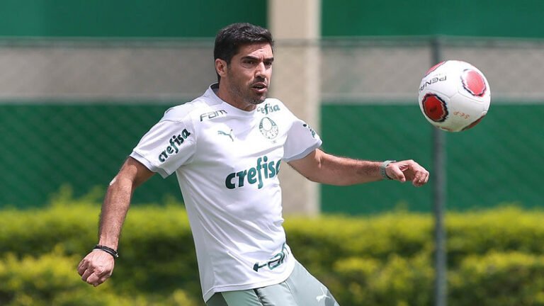 Abel Ferreira faz crítica a frequência de jogos no Brasil, pressão de dirigentes e venda de jovens promessas