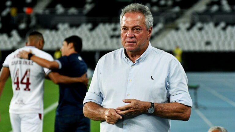 Abel explica escolha por Manoel no sistema de três zagueiros contra o Botafogo