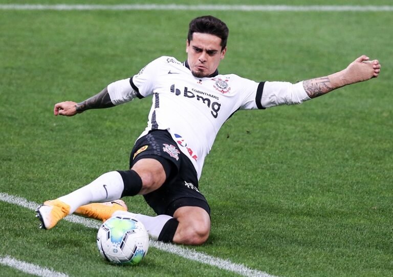 Fagner sofre lesão na coxa, e pode perder estreia do Corinthians na Libertadores