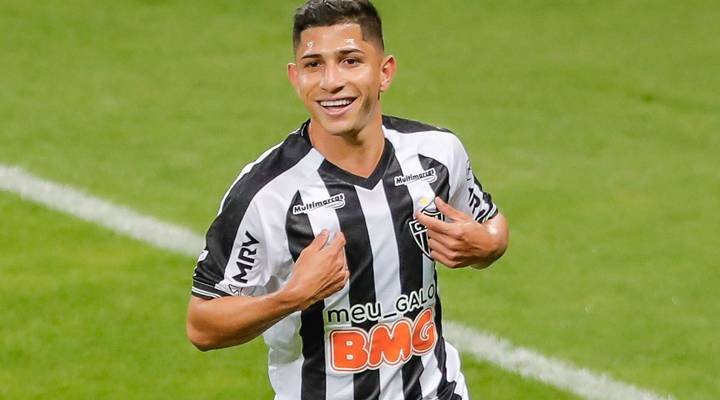 Rodrigo Caetano responde sobre interesse do Botafogo por Savarino