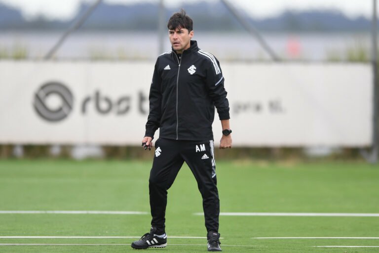 Medina testa esquema com três zagueiros em treino do Internacional