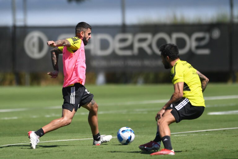 Liziero é improvisado como lateral-esquerdo por Medina
