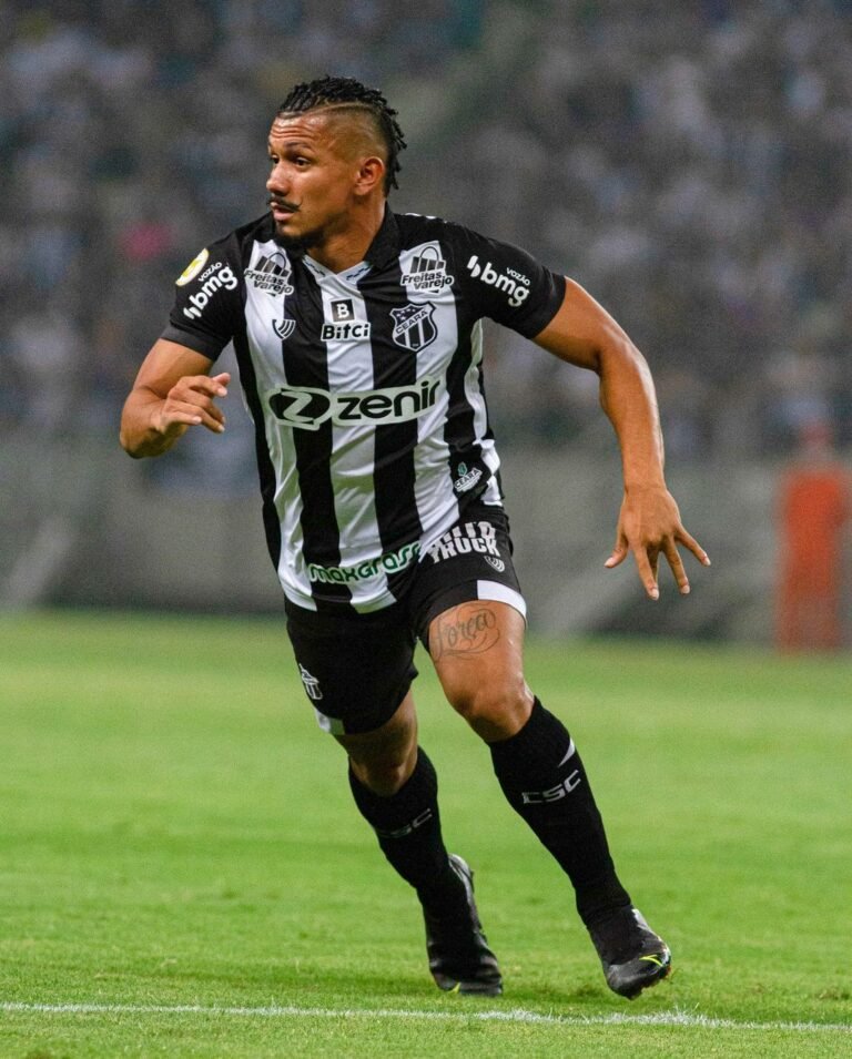 A pedido de Fabián Bustos, Santos monitora Fernando Sobral 