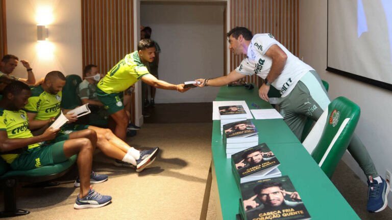 Abel Ferreira presenteia elenco do Palmeiras com seu livro