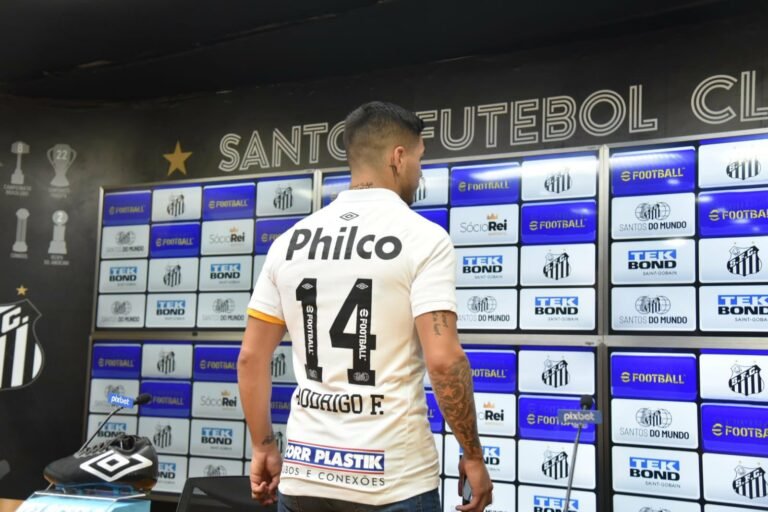 Rodrigo Fernández recebe camisa 14 e se declara ao Santos: “É meu sonho”