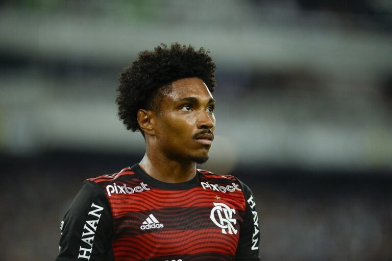 Flamengo tem negociações avançadas para renovar com Vitinho