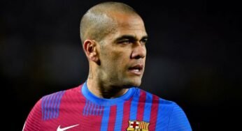 Sem cláusula de renovação, Daniel Alves terá que negociar permanência no Barcelona