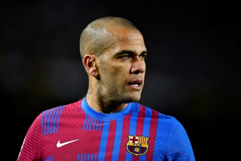 Sem cláusula de renovação, Daniel Alves terá que negociar permanência no Barcelona