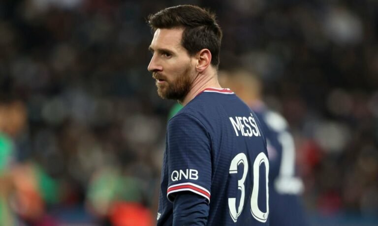 Messi se irrita com críticas da imprensa francesa por início no PSG