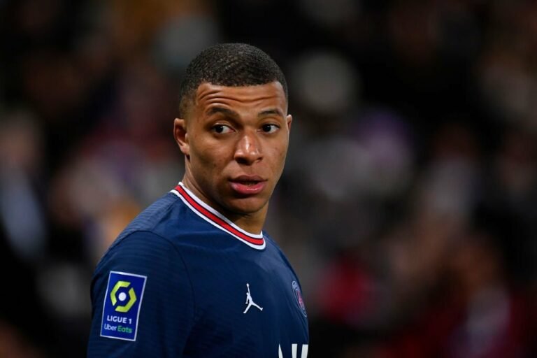 PSG oferece maior salário do mundo e bônus milionário para renovar com Mbappé