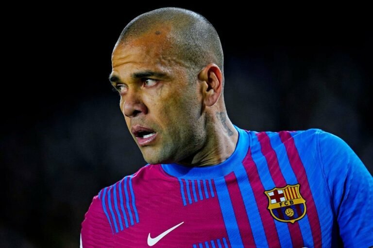 Barcelona decide renovar com Daniel Alves por mais uma temporada
