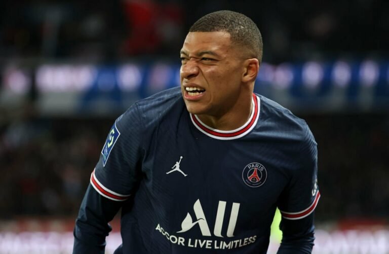Mbappé sofre pancada em treinamento e vira dúvida para ‘decisão’ contra o Real Madrid