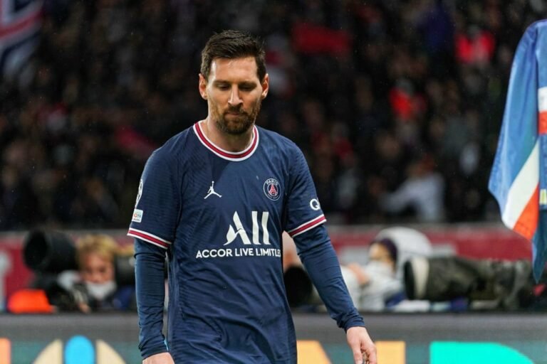 Messi inicia conversas para retornar ao Barcelona e CR7 deve substituí-lo no PSG, diz jornalista