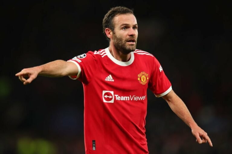 Manchester United oferece cargo na comissão técnica para Juan Mata