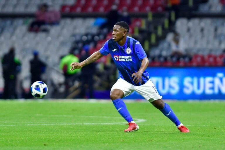 Santos negocia a contratação do atacante equatoriano Brayan Angulo