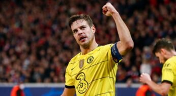 Barcelona fecha acordo com Azpilicueta e mira lateral do Ajax