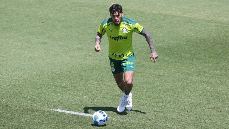 Gustavo Gómez volta aos treinos no Palmeiras