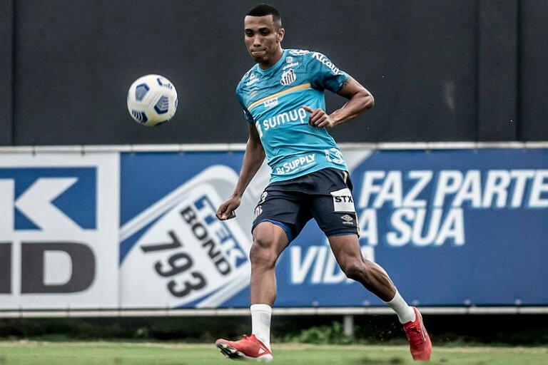 Madson treina com elenco e aproxima retorno no Santos