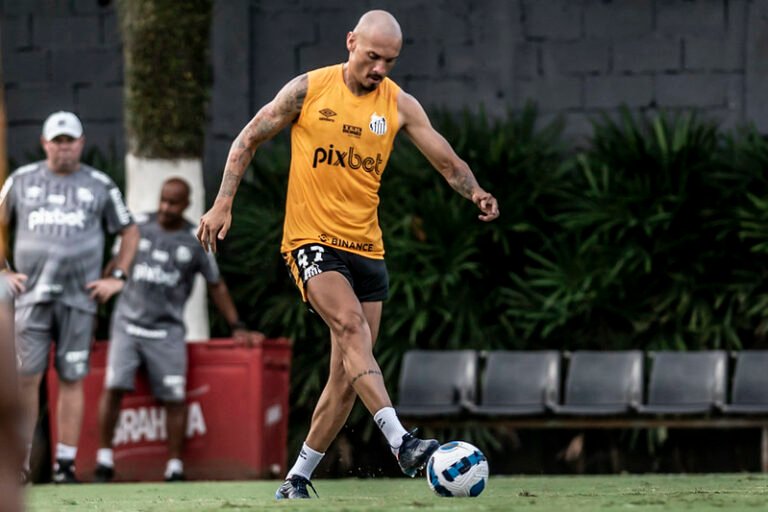 Maicon acirra a disputa por vaga na zaga do Santos