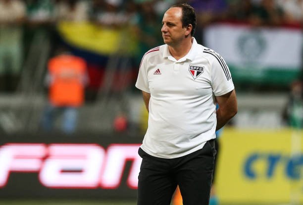 Rogério Ceni diz que São Paulo está se esforçando para jogar as três competições