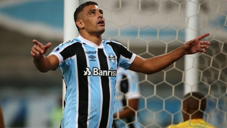 Diego Souza sente lesão muscular e deve ser desfalque no Gre-Nal