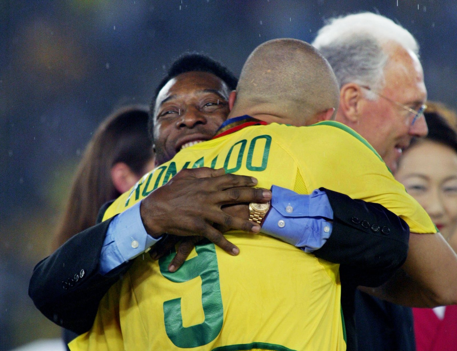 brazilian-soccer-legend-pele-hugs-forwar