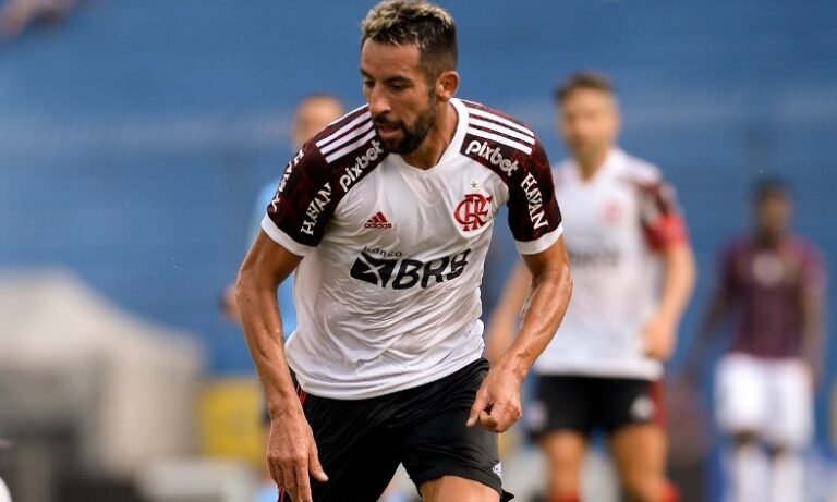 Sem espaço no Flamengo, Isla é oferecido ao Botafogo