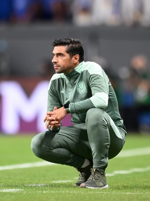 cropped-abel-ferreira-tecnico-do-palmeiras-observa-jogo-contra-o-chelsea-pela-final-do-mundial-de-clubes-1644685138297_v2_3x4.jpg