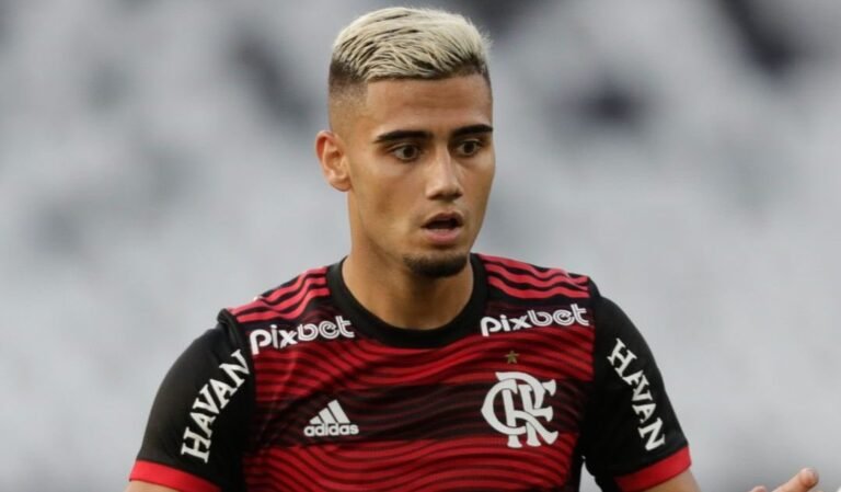 Andreas Pereira recebe terceiro amarelo e desfalca Flamengo contra o Bangu