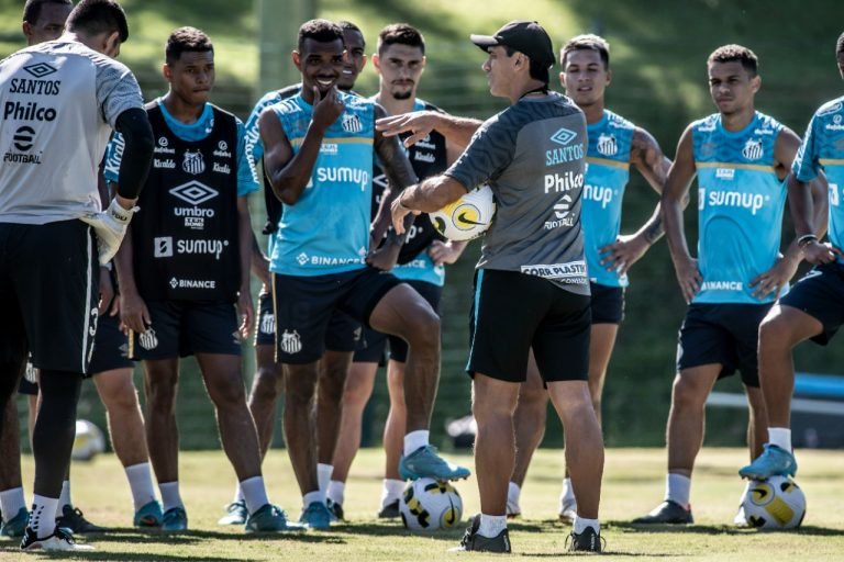 Após jogo adiado, Bustos valoriza um dia a mais de treino no Santos: “Grupo mais forte”