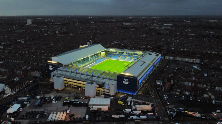 Torcedor do Everton é banido por quatro anos por jogar garrafa em jogador adversário