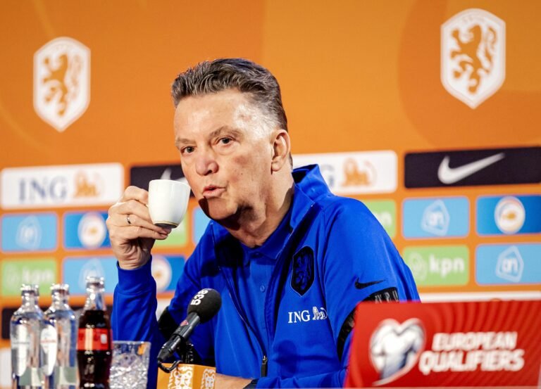 Van Gaal critica FIFA: ‘Copa será no Catar por dinheiro, é ridículo’