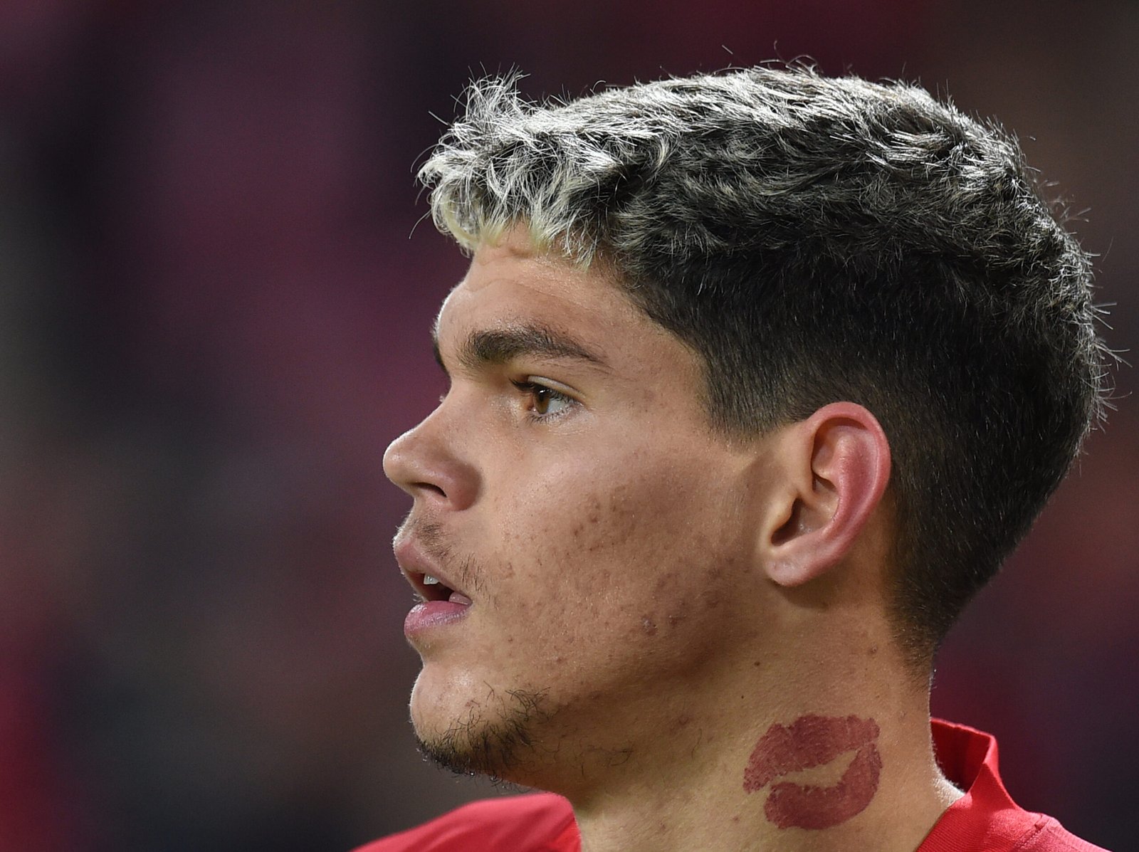 Alvo do Flamengo, Ayrton Lucas se encontra lesionado, mas deve recuperar no próximo mês