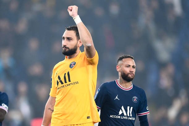 Neymar e Donnarumma discutem e quase trocam socos no vestiário após eliminação do PSG, diz jornal