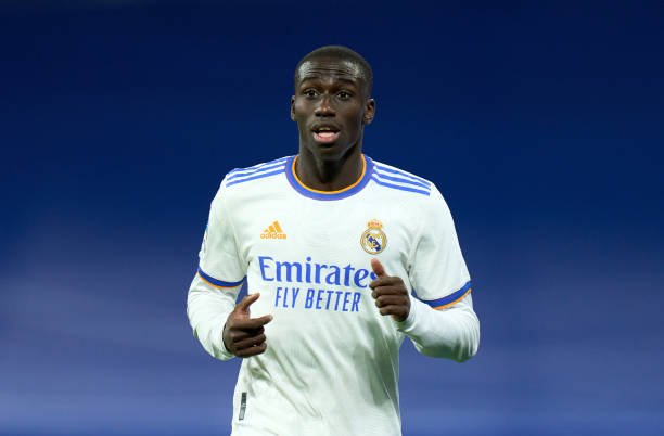 Juventus monitora lateral do Real Madrid para substituir Alex Sandro