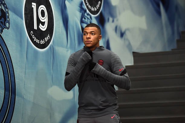 Torcida do Real Madrid prepara recepção calorosa para Mbappé