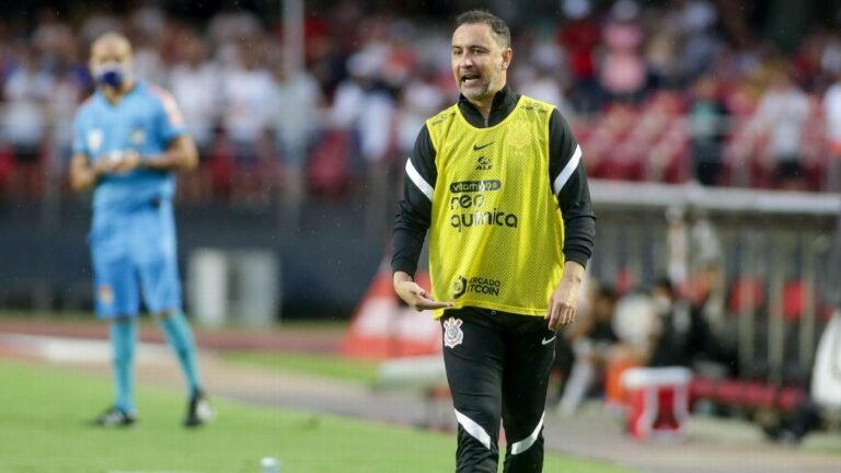 Corinthians ‘congela’ salários de Vítor Pereira e sua comissão técnica
