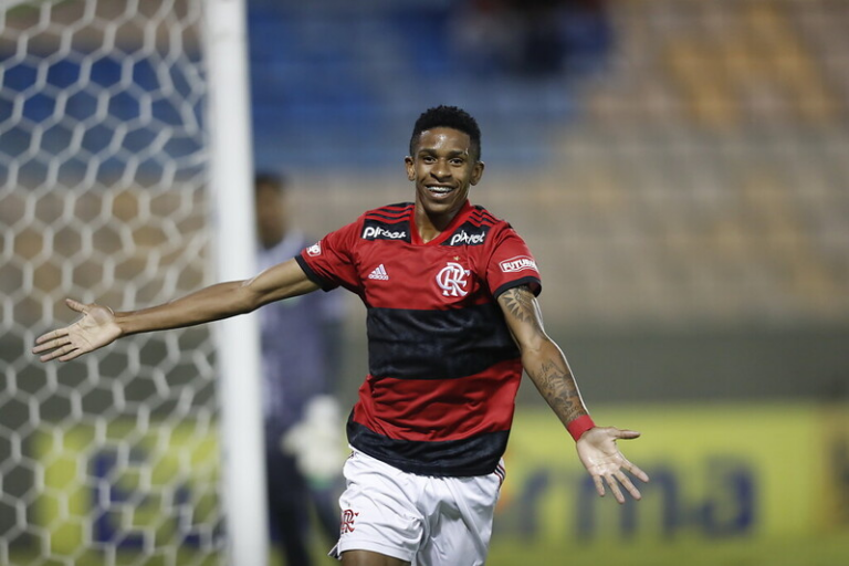 Flamengo renova por dois anos com promessa do sub-20