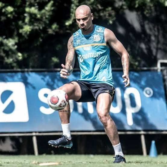 Depois de anunciado, Maicon ainda terá de aguardar para estreia