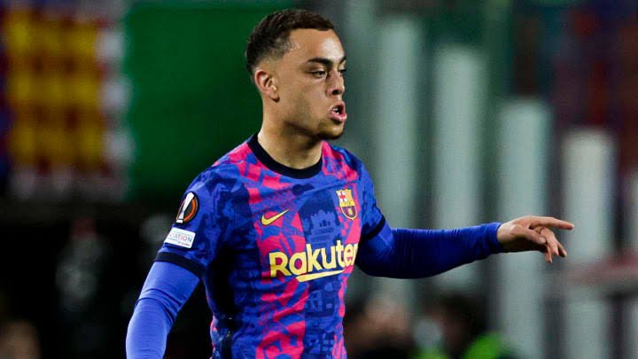 José Mourinho pede a contratação de lateral-direito do Barcelona