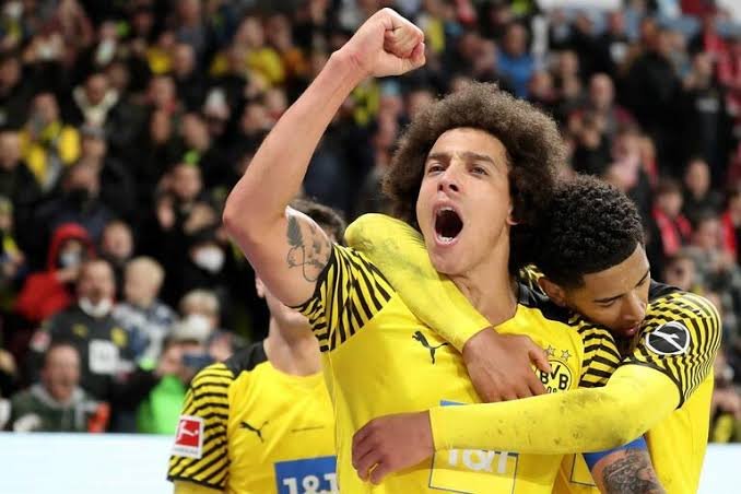 Witsel quebra seca de 2 anos sem marcar gols, garante vitória para o Borussia Dortmund e reacende briga pelo título