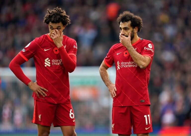 Alexander-Arnold sofre lesão e desfalcará o Liverpool por algumas semanas; Moh Salah sente dores e é dúvida para os próximos dias